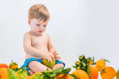 Sevimli küçük sarışın çocuk portakal gri bir arka plan üzerinde çalış