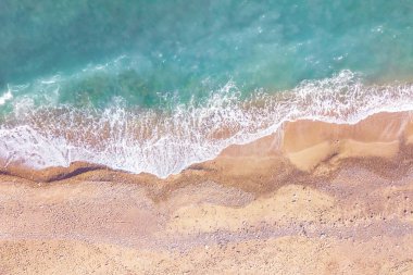 Kumsal ve deniz üstten görünüm