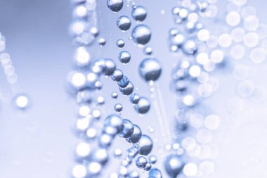 Su damlaları bir spiderweb, mavi arka plan üzerinde