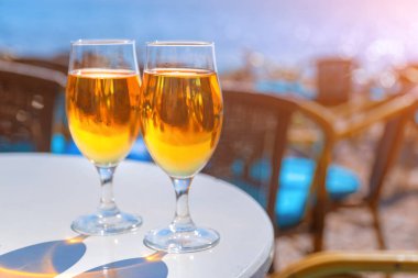 İki bardak bira bir yuvarlak masa üzerinde ile