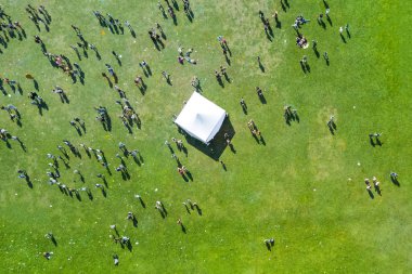 İnsanlar beyaz çadır yakınındaki Holi renkleri Festivali'nde drone üzerinden görüntülemek