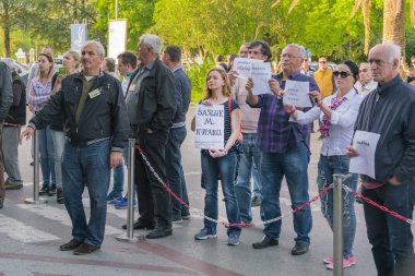 Tivat, Karadağ, 11 Mayıs 2017: Kalabalık insan işaretleri dışında çit ile Toplantı