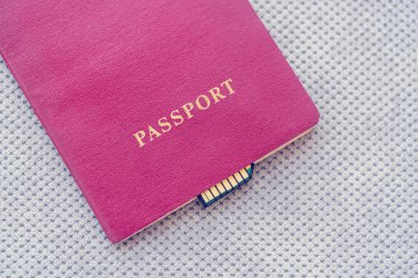 Bellek kartı gri Tekstil arka plan üzerinde kırmızı pasaport