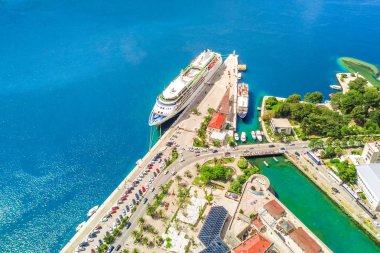 Büyük gemisi araçlık otopark ile rıhtımın üstten görünüm