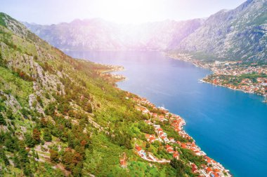 Gün ışığı, top görünümünde deniz kenarında tatil beldesi