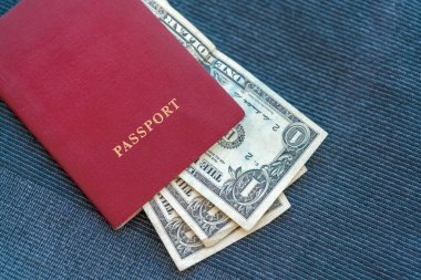Mavi Tekstil arka plan üzerinde kırmızı pasaport dolar