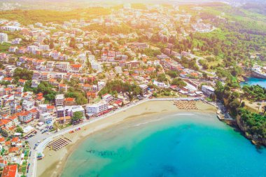 Güneş altında denize sıfır bir plaj ile Avrupa eski şehrin havadan görünümü