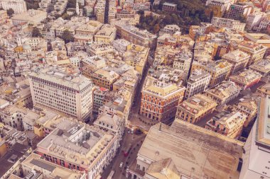 Yukarıdan Cenova sokaklarında doğal görünümünü