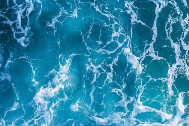 Arka plan için beyaz köpüklü soyut mavi deniz suyu, doğa arka plan kavramı