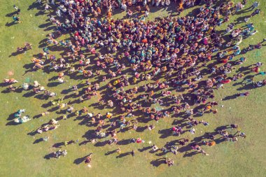 Holly renkleri Festivali sırasında kalabalığın üstten görünüm