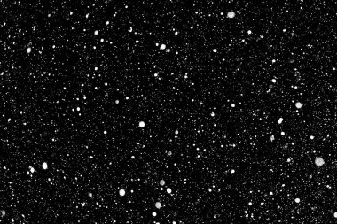 Kar siyah bir arka plan üzerinde pul. İzole