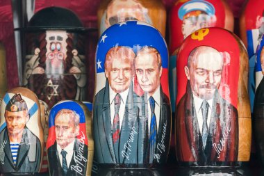 St Petersburg, Rusya, 21 Temmuz 2017: Matryoshka siyasi liderler, arka plan