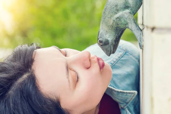 Mujer Morena Besando Una Escultura Rana —  Fotos de Stock