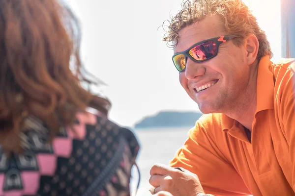 Tivat Montenegro Mayo 2017 Atractivo Hombre Bronceado Sonriente Con Gafas — Foto de Stock