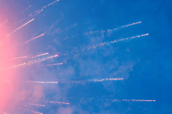 Ροζ Σπινθήρες Εορταστική Πυροτεχνημάτων Στο Μπλε Του Ουρανού — Φωτογραφία Αρχείου