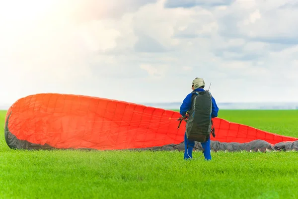 Kazaň Rusko Června 2017 Muž Červenou Padákem Zelené Louce Přistání — Stock fotografie
