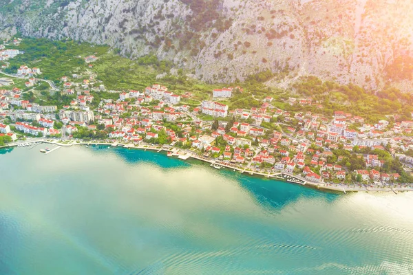 Dağlar Deniz Yakınındaki Güzel Tesis Şehrin Dron Üzerinden Görüntülemek — Stok fotoğraf