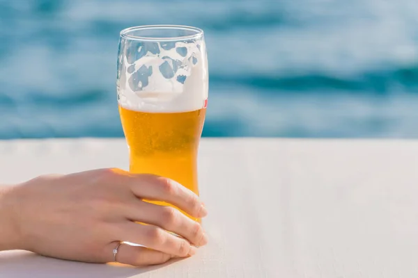 Glas Bier Een Vrouw Hand Aan Rand Van Het Zwembad — Stockfoto