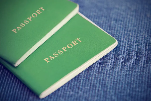 Δύο Πράσινα Διαβατήρια Φόντο Μπλε Κλωστοϋφαντουργικών Προϊόντων — Φωτογραφία Αρχείου