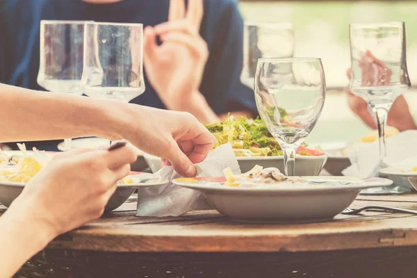 Gente Está Comiendo Bebiendo Vino Terraza Tonificado — Foto de Stock