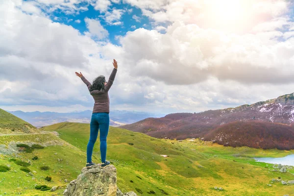 Brünette Frau Sonnenbrille Jacke Und Jeans Auf Einem Felsen Stehend — Stockfoto