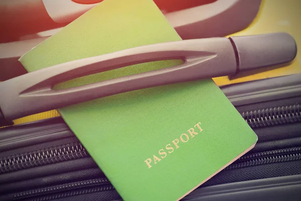 Πράσινο Διαβατήριο Σύμφωνα Λαβή Της Βαλίτσας Κίτρινο — Φωτογραφία Αρχείου