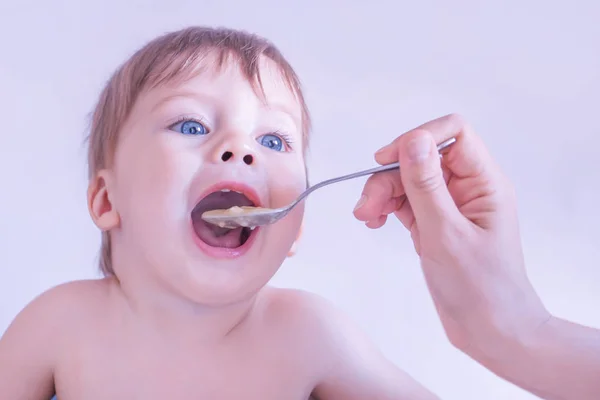 Bir Kaşık Gelen Bebek Püresi Ile Besleme Sırasında Küçük Mavi — Stok fotoğraf