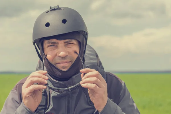 러시아 2017 남자는 헬멧에 고글에는 글라이더에 비행을 — 스톡 사진