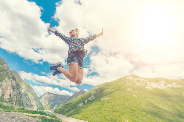 Kız Şort Ekose Gömlek Dağlarda Atlama — Stok fotoğraf