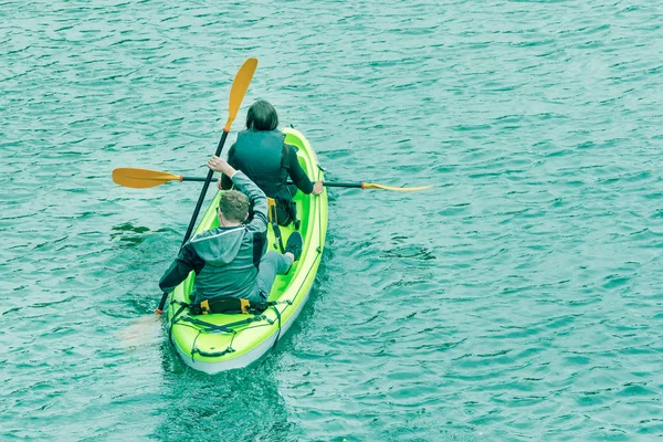 Homme Femme Naviguant Sur Bateau Rames Gonflable — Photo