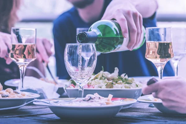 Man Häller Vin Från Flaska Ett Glas Tonas — Stockfoto