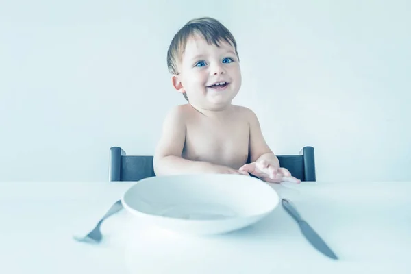 Masadan Bir Boş Beyaz Tabak Çatal Bıçak Ile Küçük Mavi — Stok fotoğraf