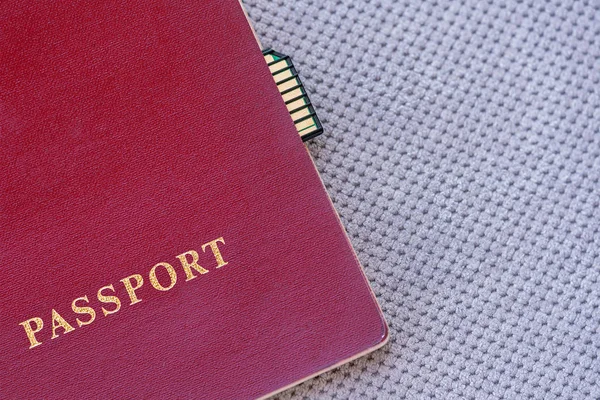 Czerwony Paszport Karty Pamięci Tle Szarym Włókienniczych — Zdjęcie stockowe