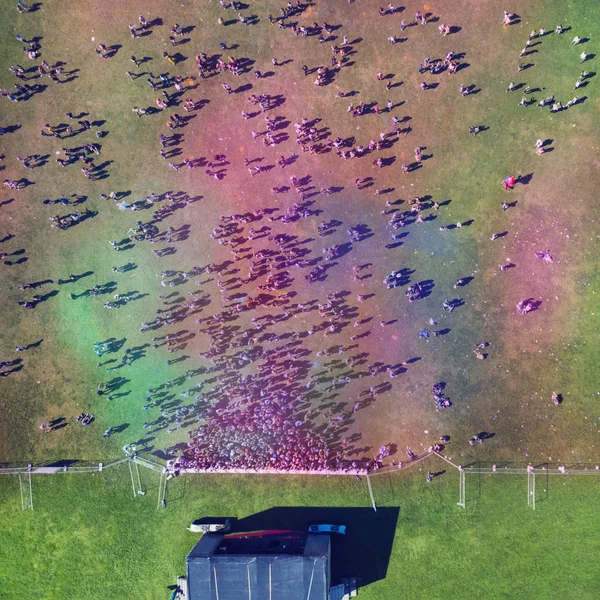 ホーリー色祭で人々 の高さからの眺め — ストック写真