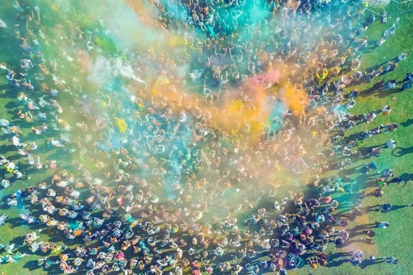 Multitud Personas Vomitando Colores Holi Vista Superior — Foto de Stock