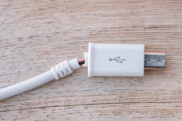 Ahşap bir masa üzerinde kırık usb kablosu
