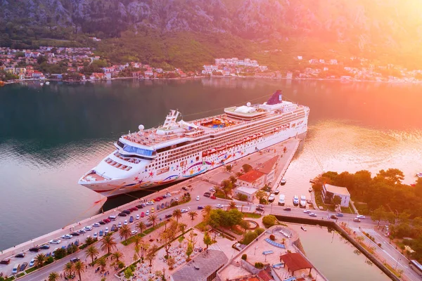 Grote Cruise Liner Pier Zonneschijn Bovenaan Weergave — Stockfoto