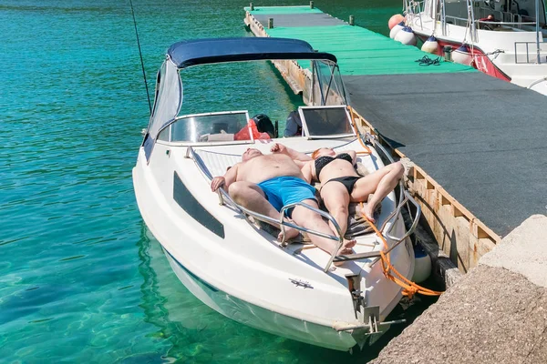 Budva Montenegro Abril 2017 Hombre Mujer Tomando Sol Barco — Foto de Stock