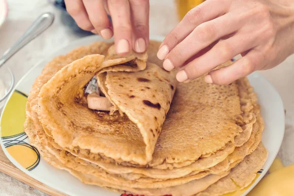Women Hands Wrap Stuffing Pancakes — Stock Photo, Image