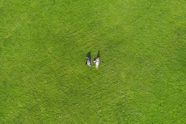 Dwie Kobiety Leżą Zielony Trawnik — Zdjęcie stockowe
