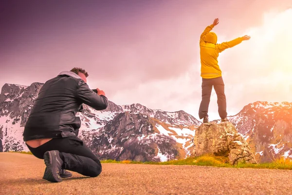 Фотограф Стреляет Мужчину Жёлтой Куртке Вершине Камня Горах Закате — стоковое фото