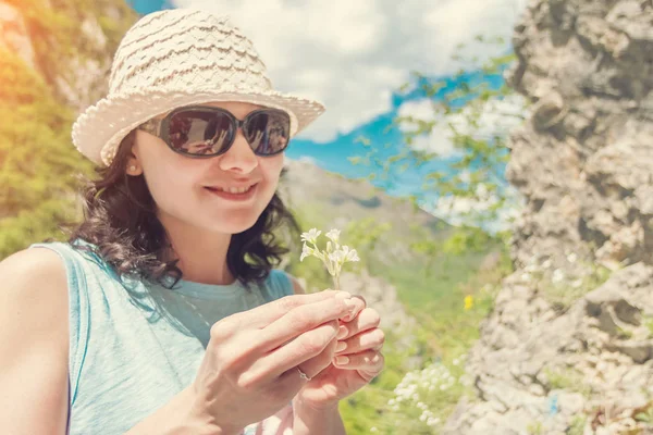 Mujer Morena Feliz Sombrero Sostiene Una Flor Silvestre Sus Manos —  Fotos de Stock