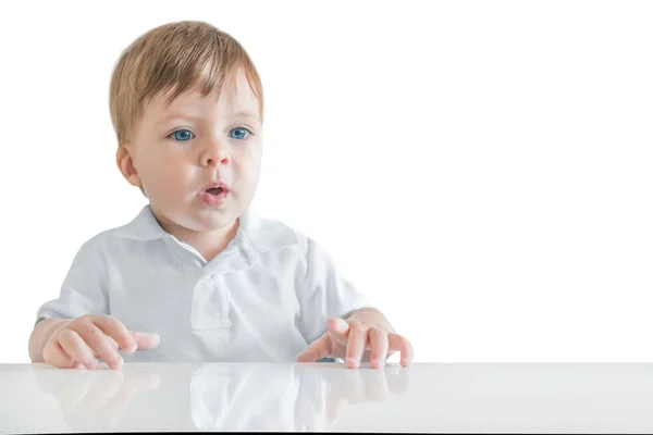 Retrato Menino Loiro Com Olhos Azuis Sentado Mesa Isolados — Fotografia de Stock