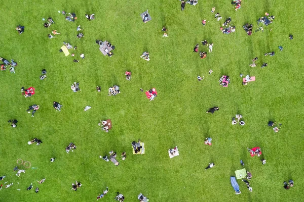 Vista Desde Altura Las Muchas Personas Están Descansando Césped Parque —  Fotos de Stock