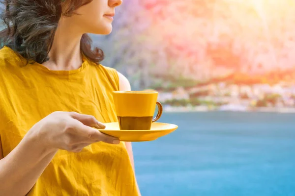 Mujer Con Ropa Amarilla Sostiene Una Taza Amarilla Marrón Con —  Fotos de Stock