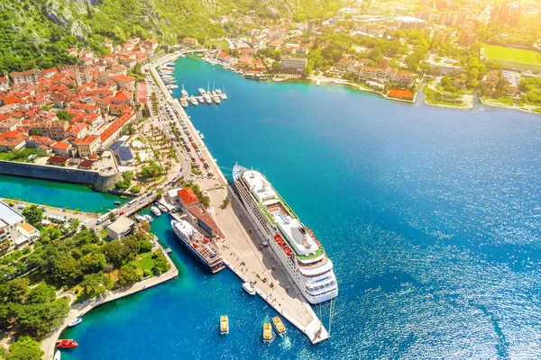 美しいヨーロッパの都市の港には大型クルーズ船 — ストック写真