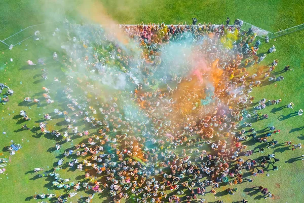 Holi Renkli Festival Sırasında Toz Boyalar Atma Insanlar Yükseklikten Görüntülemek — Stok fotoğraf