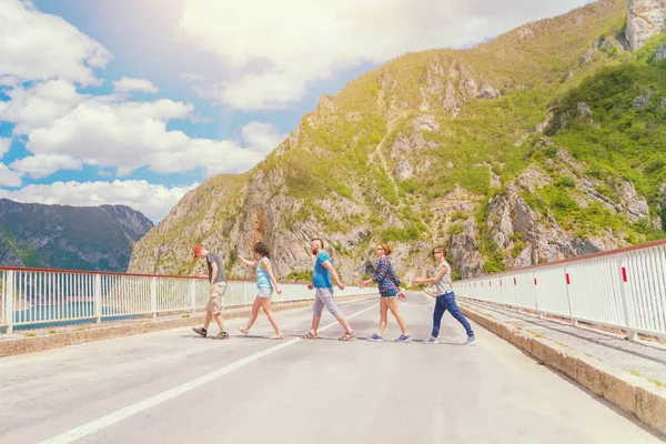 Группа Людей Идущих Один Другим Через Дорогу Горах — стоковое фото