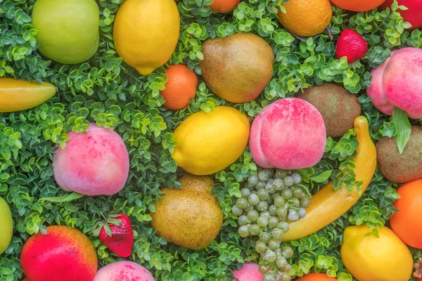 Yeşil Çimen Arka Plan Üzerinde Çeşitli Renkli Meyve — Stok fotoğraf