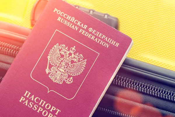 Paszport Rosyjski Żółty Walizkę Słońcu Stonowanych — Zdjęcie stockowe